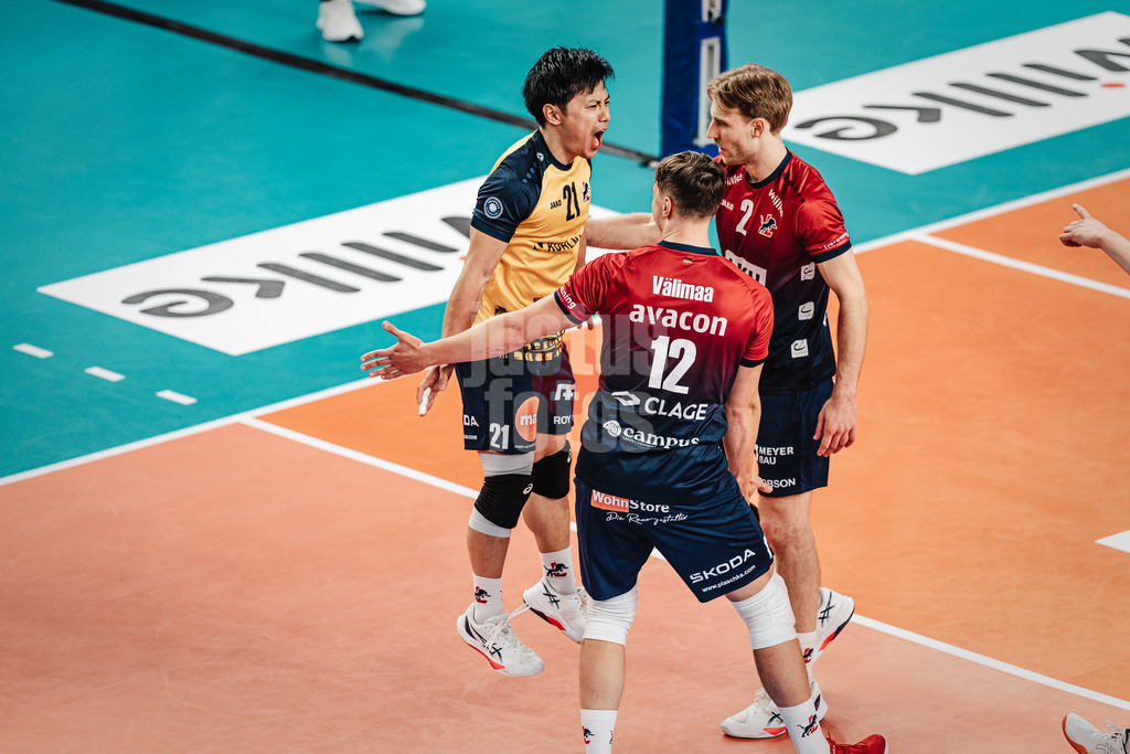 Volleyball | Herren | Saison 2025/2026 | 1. Volleyball Bundesliga Männer | DVV Pokal Halbfinale | SVG Lüneburg vs. SWD powervolleys Düren | 16.12.2025 | Jubel Lüneburg v.l. Sho Takahashi (#21, SVG Lüneburg), Santeri Välimaa (#12, SVG Lüneburg) und Daniel Gruvaeus (#2, SVG Lüneburg)