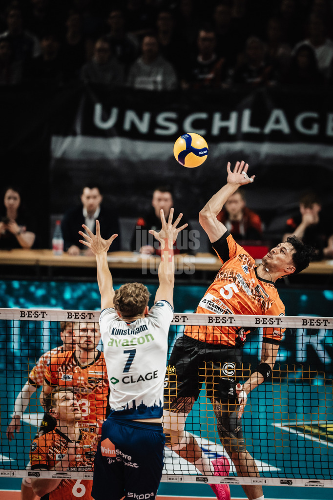 Volleyball | Herren | Saison 2024/2025 | 1. Volleyball Bundesliga Männer | Finale | BERLIN RECYCLING Volleys vs. SVG Lüneburg | 03.05.2025 | Angriff von Nehemiah Mote (#5, Berlin Recycling Volleys) gegen Joscha Kunstmann (#7, SVG Lüneburg)