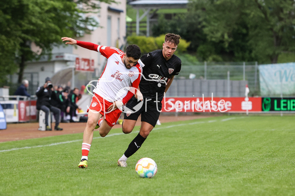 TSV Buchbach - FC Bayern Amateure | im Duell Dion BERISHA (FCB #11) und  Levin RAMSTETTER (TSV #20) / Zweikmapf