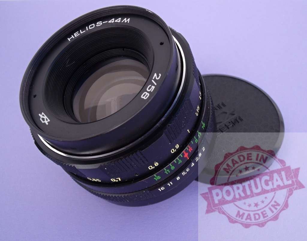 Helios 44M vintage manual camera lens on purple background | Helios 44M vintage manual focus lens with a cap, representing classic photography gear - Realisiert mit Pictrs.com