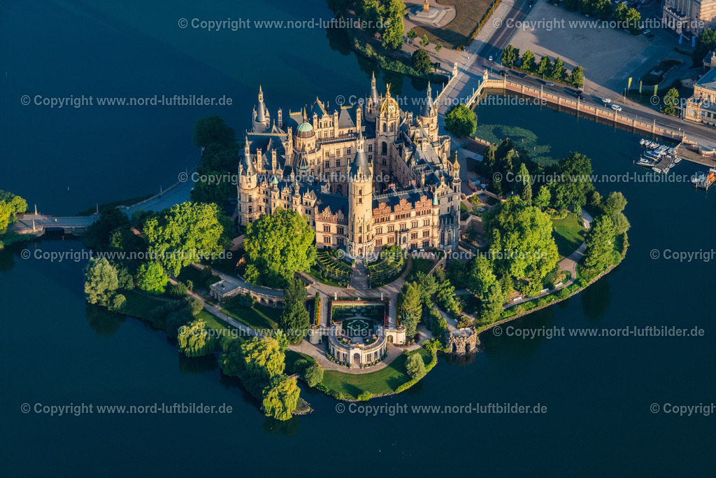 Schwerin_Schweriner_Schloss_ELS_4302100822 | SCHWERIN 10.08.2022 Kuppeltürme des Schweriner Schloßes und der Schloßkirche am Schlossgarten, dem Sitz des Landtages in der Landeshauptstadt von Mecklenburg-Vorpommern. Weiterführende Informationen bei: Landtages Mecklenburg-Vorpommern,  Staatliche Schlösser, Gärten und Kunstsammlungen M-V,  Staatliches Museum Schwerin/ Ludwigslust/ Güstrow. // Schwerin Castle in the state capital of Mecklenburg-Western Pomerania. Further information at: Landtages Mecklenburg-Vorpommern,  Staatliche Schloesser, Gaerten und Kunstsammlungen M-V,  Staatliches Museum Schwerin/ Ludwigslust/ Guestrow. Foto: Martin Elsen