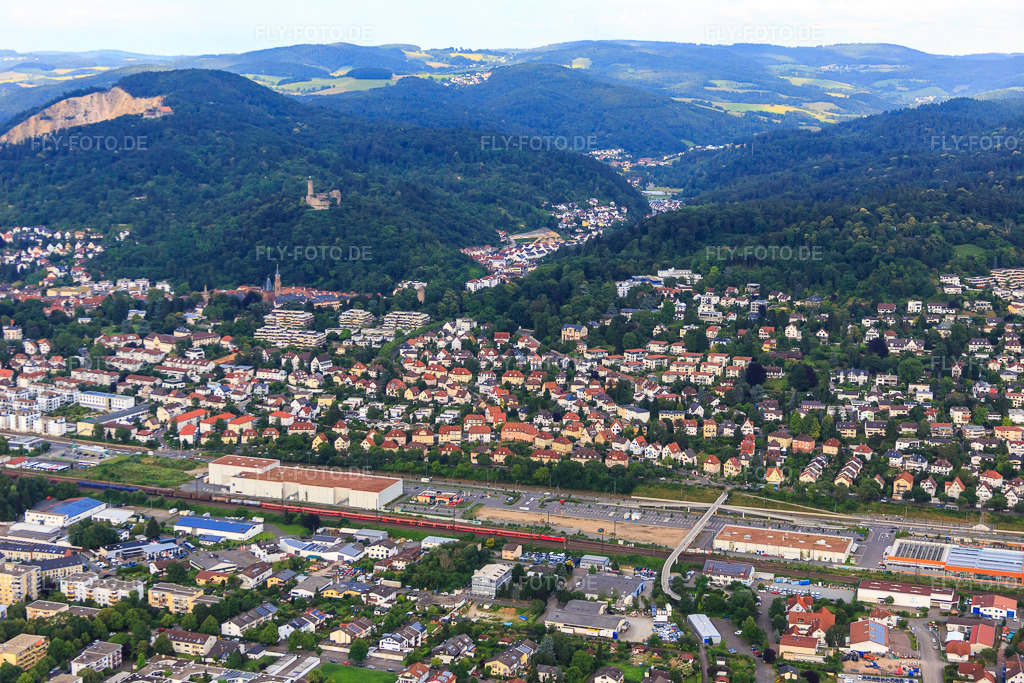 Luftbild: Altstadt jenseits der Bahn zu Füßen des Odenwaldrands mit Burg Wachenburg und Burgruine Windeck Weinheim in Weinheim im Bundesland Baden-Württemberg in Deutschland.Foto: IMG_090700.jpg vom 04.07.2016 durch Werner Riehm/FLY-FOTO.deweinheim.deVerein der Freunde und Förderer der Wachenburg e.V. - & AktuellesBurgruine Windeck Weinheim