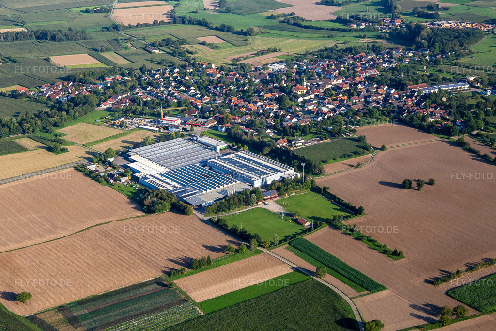 Luftbild: Fa. Siereg und SV Scherzheim im Ortsteil Scherzheim in Lichtenau im Bundesland Baden-Württemberg in Deutschland. – Foto: IMG_137777.jpg vom 18.08.2023 durch Werner Riehm/FLY-FOTO.de – Auflösung des Originals: 5260 x 3507 px – SV Scherzheim 1949 e.V