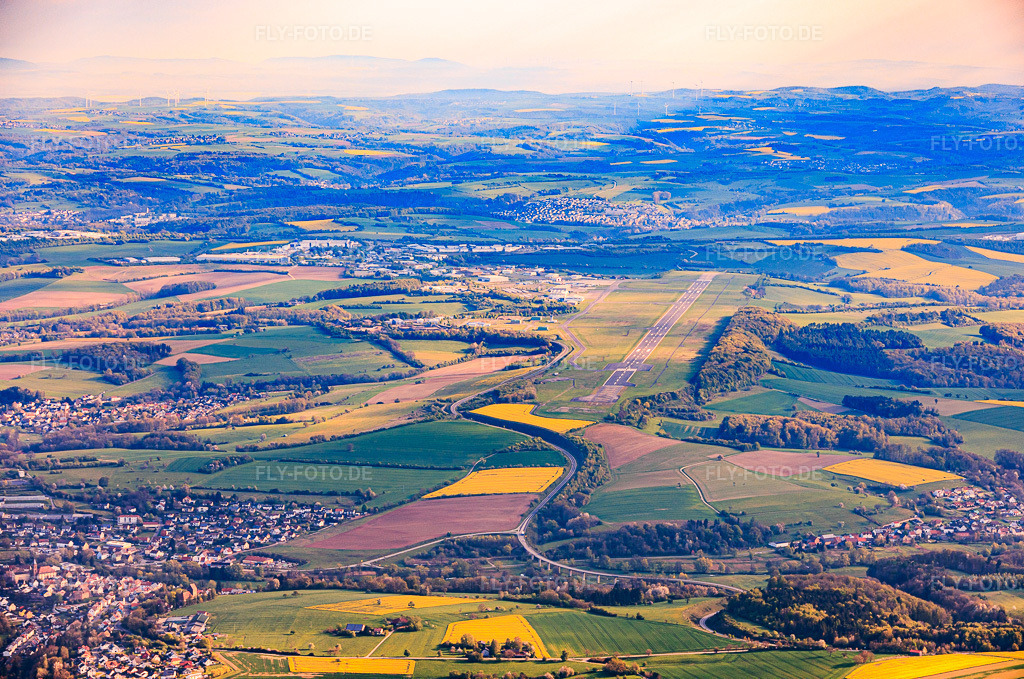 Luftbild: Landebahn des Flughafen TRIWO Zweibrücken EDRZ aus Süden im Ortsteil Brenschelbach in Blieskastel im Bundesland Saarland in Deutschland.Foto: IMG_154454.jpg vom 18.04.2026 durch Werner Riehm/FLY-FOTO.deAuflösung des Originals: 5644 x 3742 pxEDRZ Airport