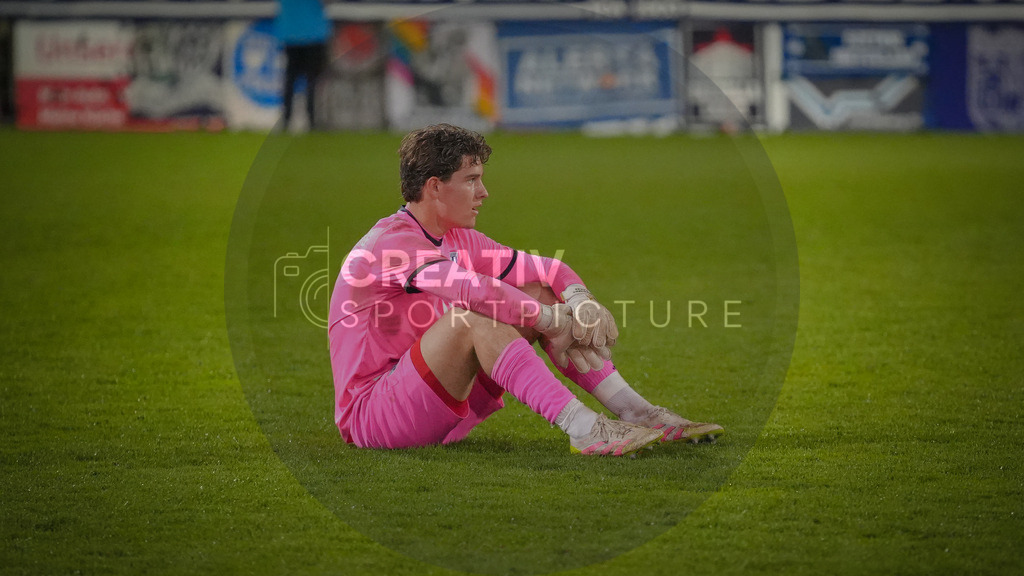 Fußball, Herren, Saison 2025/2026, Regionalliga Nordost, 30. Spieltag, FSV 63 Luckenwalde vs. SV Babelsberg 03, Freitag 17.04.2026, Karl-Liebknecht-Stadion Potsdam | Fußball, Herren, Saison 2025/2026, Regionalliga Nordost, 30. Spieltag, FSV 63 Luckenwalde vs. SV Babelsberg 03, Freitag 17.04.2026, Karl-Liebknecht-Stadion Potsdam, Im Bild: SVB-Keeper Maximus Babke sitzt enttäuscht nach Spielende auf dem Spielfeld. - Realisiert mit Pictrs.com