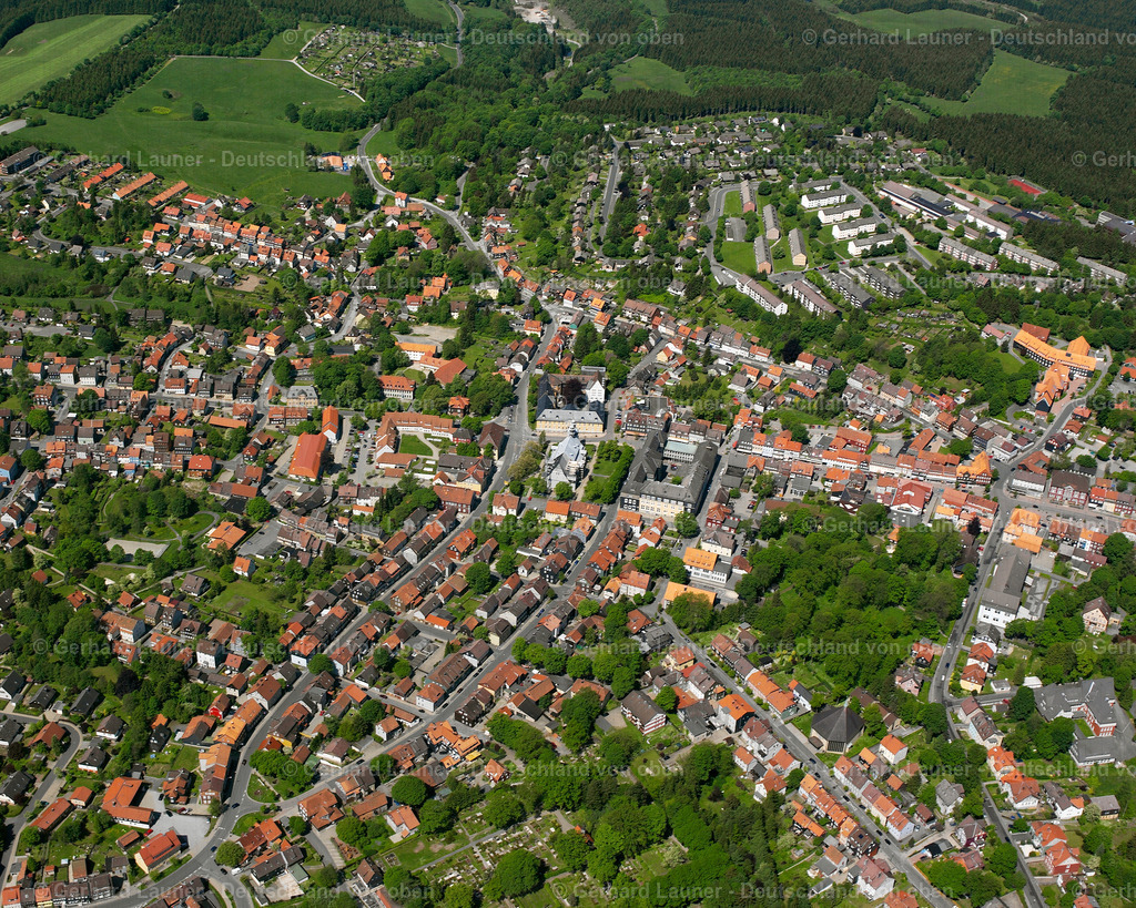 2638498 | CLAUSTHAL-ZELLERFELD 09.06.2006 Von Wald und Forstgebieten umgebener Ortskern der Straßen und Häuser und Wohngebiete in Clausthal-Zellerfeld im Bundesland Niedersachsen, Deutschland // Surrounded by forest and forest areas center of the streets and houses and residential areas in Clausthal-Zellerfeld in the state Lower Saxony, Germany Foto: Gerhard Launer