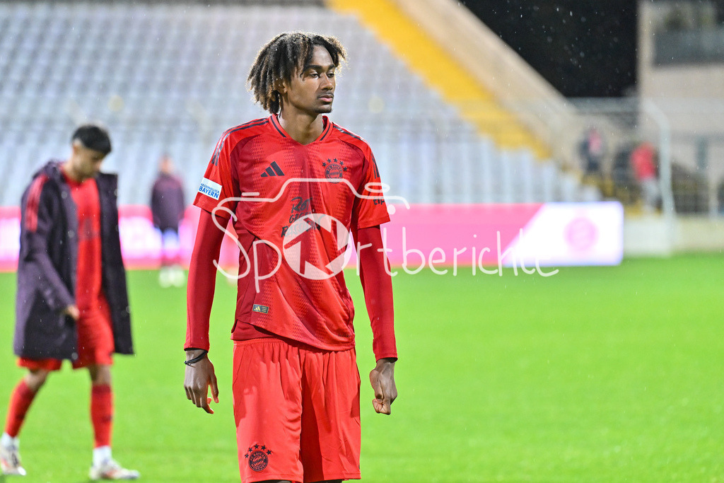 FC Bayern Amateure - TSV Buchbach | ein bedienter Jonah KUSI-ASARE (FC Bayern München II #9) auf dem Weg in die Kabine / Regionalliga Bayern: FC Bayern München II - TSV Buchbach, Gruenwalder Stadion am 27.09.2024