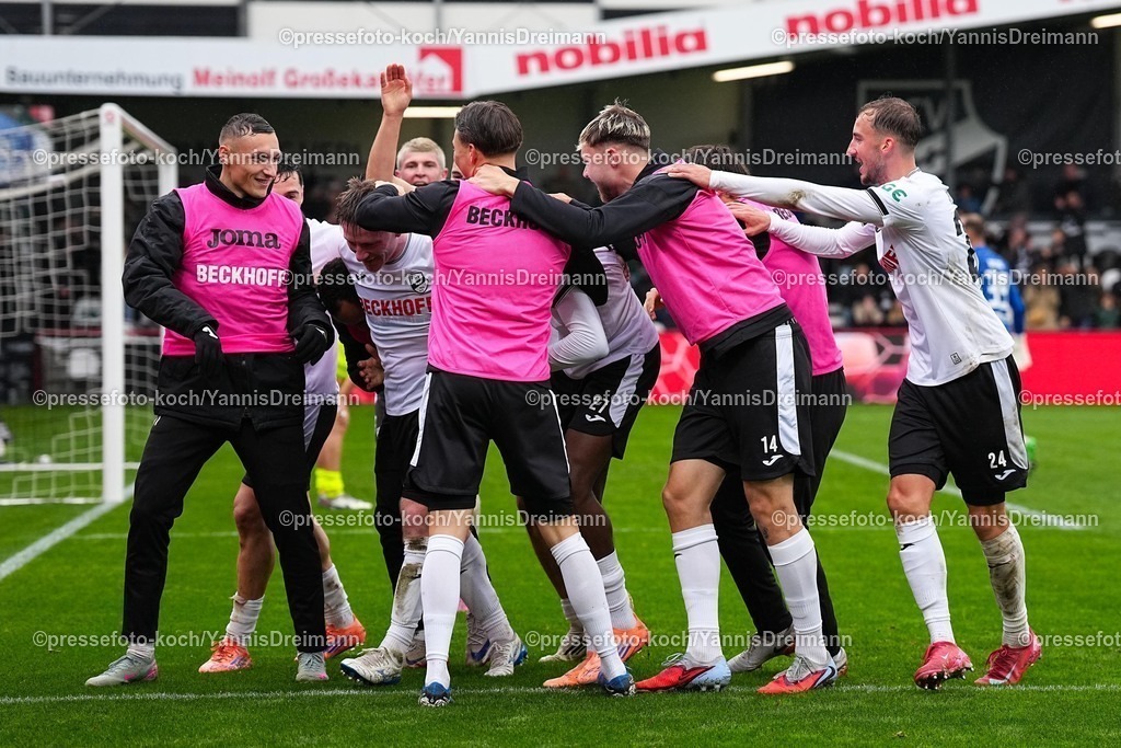 xYDRx25102501058 | 25.10.2025, xydrx, Fußball, 3.Liga, SC Verl - SSV Ulm 1846, Saison 2025 2026, Sportclub Arena: Torjubel nach dem Tor zum 4:0 für den SC Verl durch Torschütze Dennis Waidner (SC Verl #8) zusammen mit Chilohem Onuoha (SC Verl #27) und Fabian Wessig (SC Verl #18) und Chilohem Onuoha (SC Verl #27) und den Auswechselspielern  DFB regulations prohibit any use of photographs as image sequences and or quasi-video.