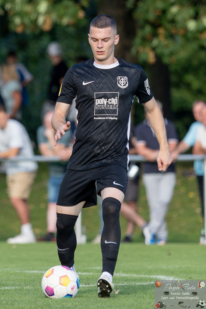 Hessenliga: Türk Gücü Friedberg - FC Eddersheim, 09.08.2024 | Simon Lüders (FC Eddersheim #22) passt den Ball, Freisteller, Portrait / Porträt, Türk Gücü Friedberg - FC Eddersheim, Friedberg, Städtischer Sportplatz, 9.8.2024 - Realisiert mit Pictrs.com