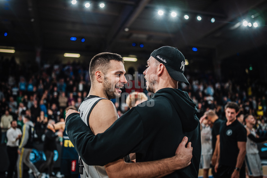 Basketball | Männer | Saison 2024/2025 | easyCredit Basketball Bundesliga | 4. Spieltag | Veolia Towers Hamburg vs. EWE Baskets Oldenburg | 06.10.2024 | v.l. Benedikt Turudic (#44, Veolia Towers Hamburg) und Niklas Wimberg (#17, Veolia Towers Hamburg)