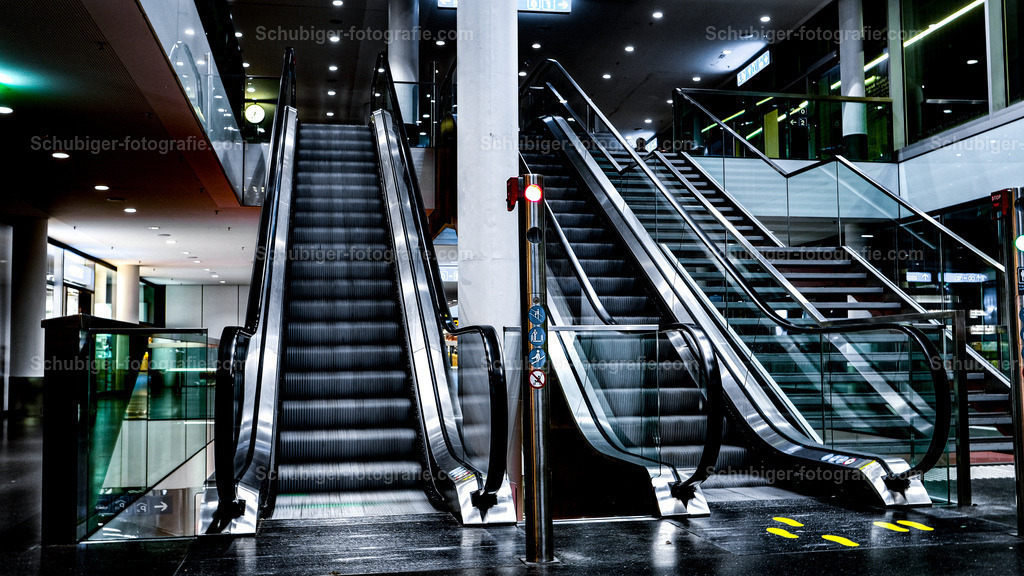 Rolltreppen | Rolltreppen im Bahnhof - Realisiert mit Pictrs.com