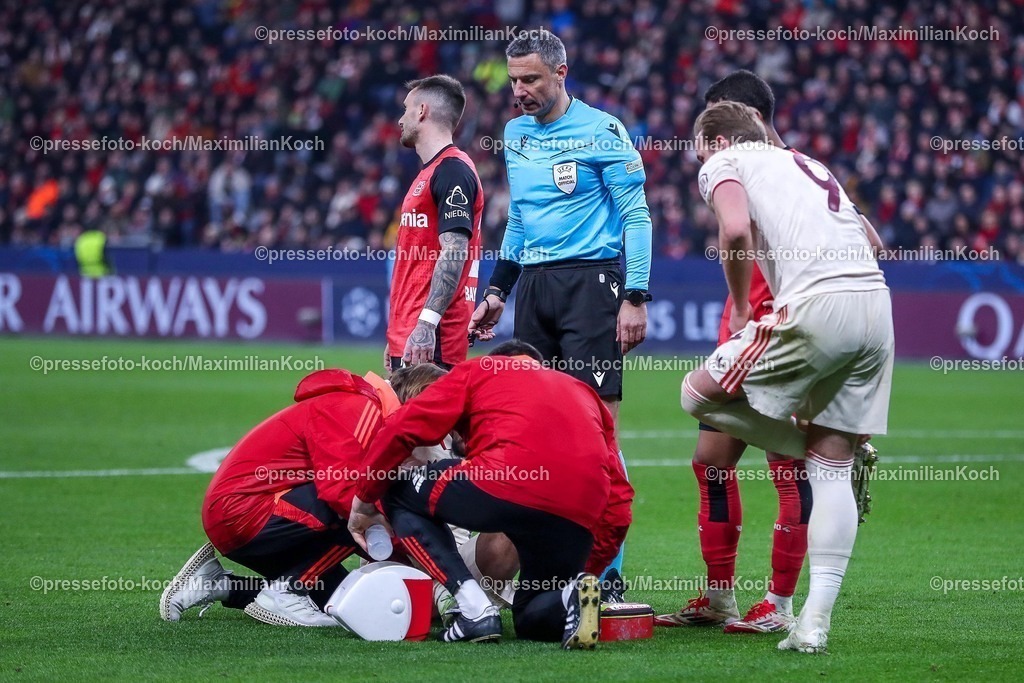UCL11032502424 | 11.03.2025, Fußball, UEFA Champions League, Bayer 04 Leverkusen - FC Bayern München, Achtelfinale Rückspiel, BayArena, Saison 2024 2025: Kingsley Coman (FC Bayern #11) muss medizinisch behandelt werden und verlässt mit Schmerzen verletzt das Spielfeld VerletzungDFB regulations prohibit any use of photographs as image sequences and or quasi-video.