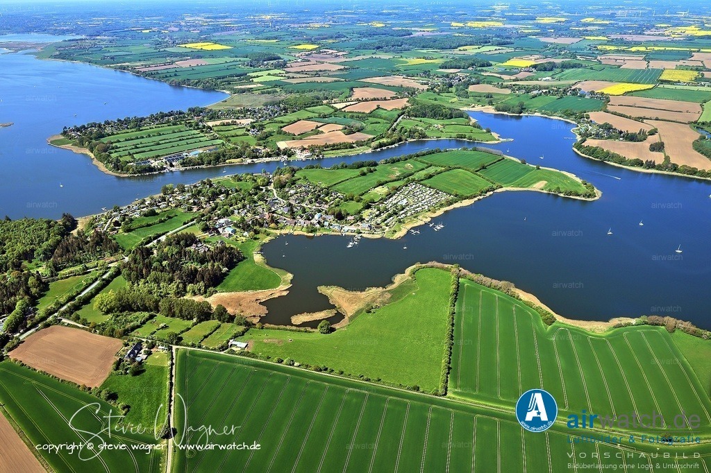 Luftbild Ostseefjord Schlei, Missunde, Campingplatz Wees, Fährhaus Missunde | Ostseefjord Schlei: Die Schlei ist ein beliebtes Segelrevier und ein wichtiges Naherholungsgebiet für die Region. Die Schleifähre Missunde ist nicht nur ein Verkehrsmittel, sondern auch ein Erlebnis, das bei vielen Besuchern Nostalgie auslöst. In der Umgebung von Missunde beginnt die acht Kilometer lange Schleiroute, die entlang des Schleiufers führt und wunderschöne Ausblicke auf die Schlei bietet.