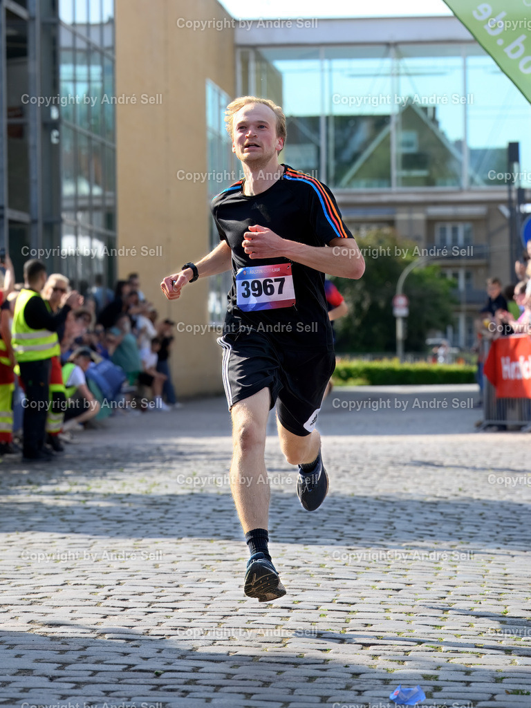 20250613_9221 | Platz 1 männlich LÜBBER Finn  / (Lübeck) / 5km Holsten-Galerie-Lauf / Holstenköstenlauf 2025 / Kleinflecken / 24534 Neumünster / 13.06.25 - Realisiert mit Pictrs.com