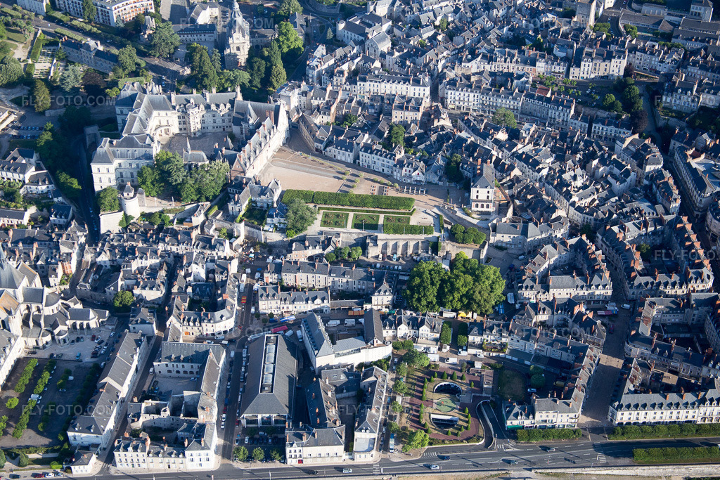 Aerial view: View of the town in Blois in the state Loir et Cher, France. – Photo: IMG_082046.jpg taken on 06/20/2015 by Werner Riehm/FLY-FOTO.com – Resolution of the original: 5472 x 3648 px