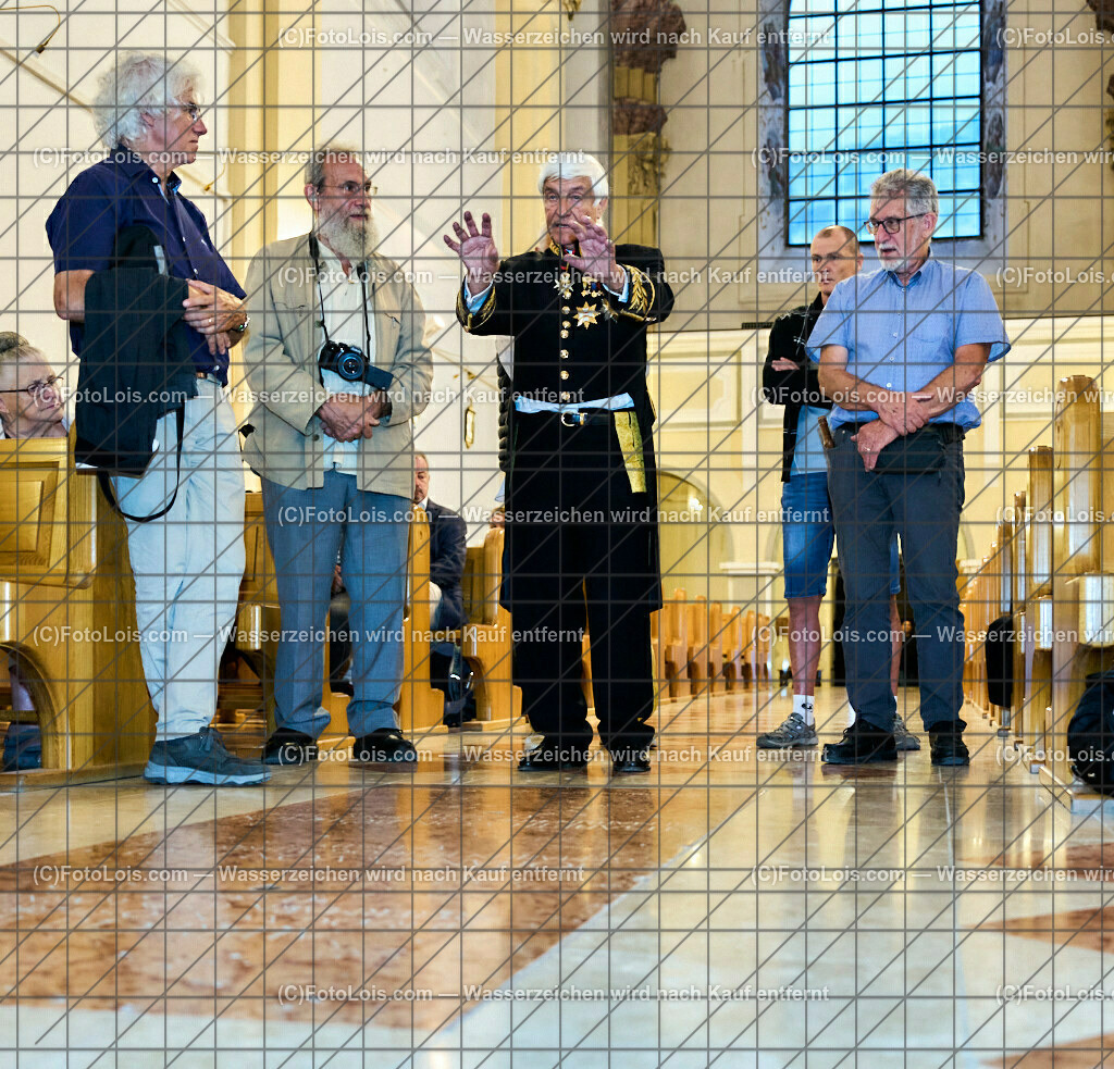 ALP3866_Jeanne de Ferrette_Kranzniederlegung_Grabplatte_Hildebrand | (C)FotoLois.com, Alois Spandl, 700stes Hochzeitsjubiläum - Albrecht II. mit Johanna von Pfirt in Thann (FR) im März 2024. Empfang des Organistionskommitees aus der Region Ferrette (Pfirt)/Thann aus dem Elsass mit Empfang durch die Stadtgemeinde und Bezirkshauptmannschaft Scheibbs im Schloss Scheibbs und anschließender Kranzniederlegung in der Kartausenkirche über der Krypta des Gründerehepaares durch Mitglieder des Templer Ordens im Beisein von Mitgliedern der Goldhaubengruppen, Fr 22. September 2023.