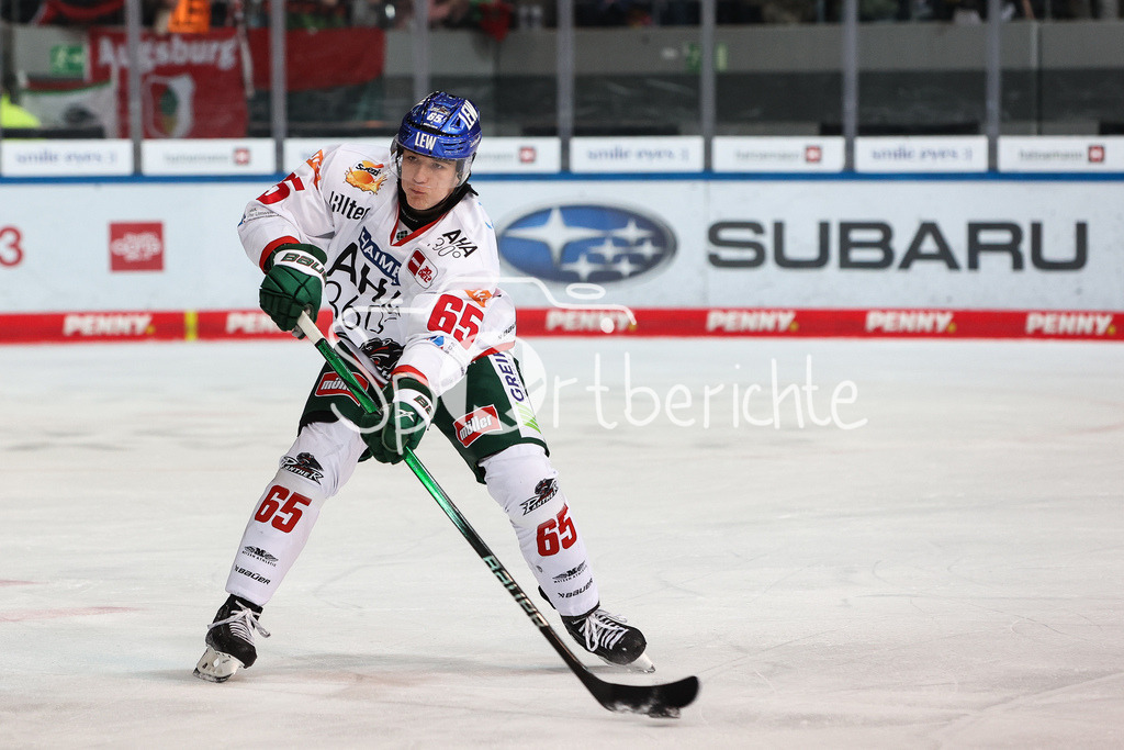 EHC München - Augsburger Panther | Niklas LAENER (AEV #65) am Puck / Freisteller / Einzelfoto