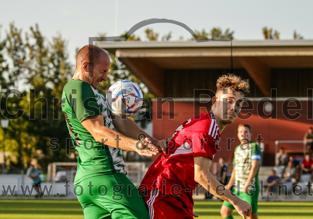 2023-08-11_039_FC_Finsing_gegen_SV_Eichenried | Finsing, Deutschland, 11.08.2023:
Fußball, Kreisliga 2023 / 2024, 4. Spieltag, FC Finsing gegen SV Eichenried, Endergebnis: 3:0

Maximilian Roßkothen (SV Eichenried, #19), Florian Hölzl (FC Finsing, #10)

Foto: Christian Riedel / fotografie-riedel.net