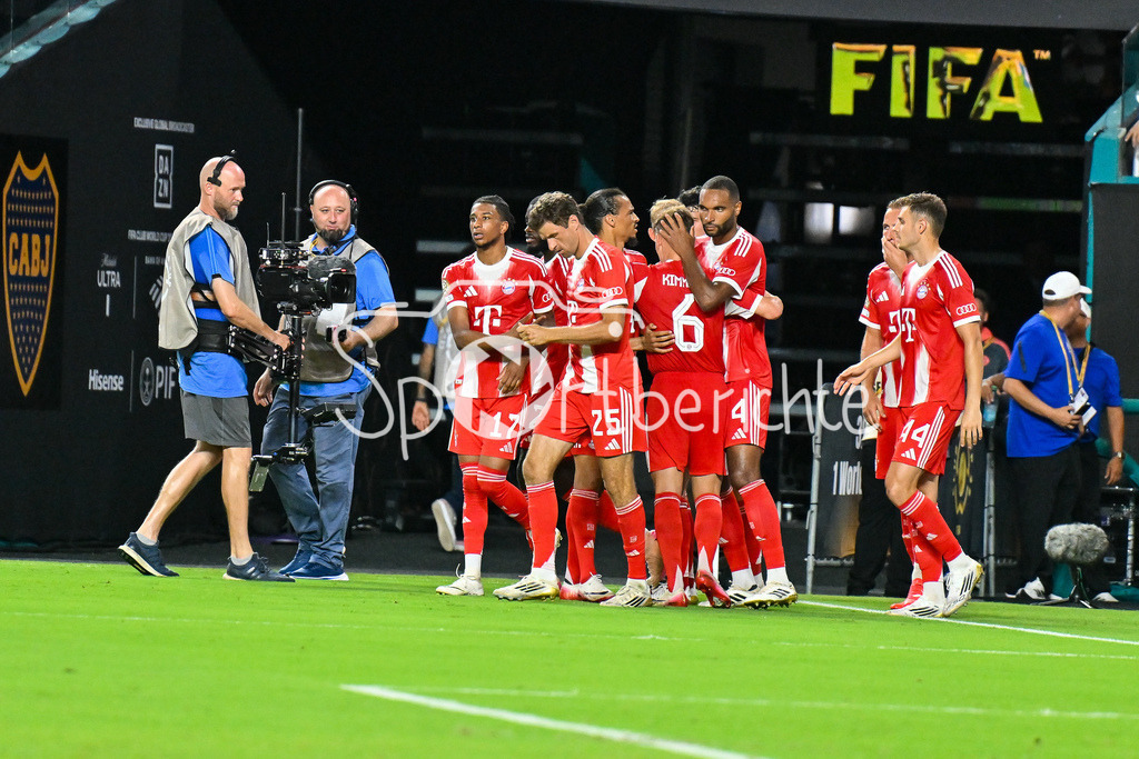 FC Bayern München - Boca Juniors | Jubel der Bayern nach dem Treffer zum 2-1 durch Michael OLISE (FC Bayern Muenchen 17) / Tor / Torschuetze / Freude / Happy / FIFA Club World Cup: FC Bayern Muenchen - Boca Juniors, Hard Rock Stadium am 20.06.2025 / NOT FOR SALE IN USA