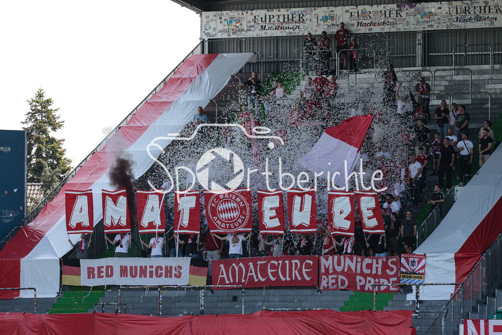 SpVgg Greuther Fürth II - FC Bayern Amateure | Die Fans der Bayern Amateure unterstuetzen ihr Team in Fuerth / Zuschauer / Ultras / Choreo / Choreographie