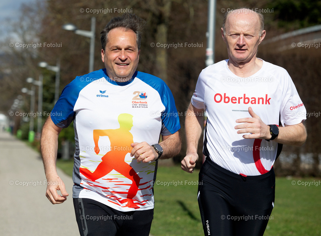 A_LUI_15032023_08 | 21,OBERBANK LINZ DONAU MARATHON 2023 LAUFTERMIN FOTO: V.L. DIETMAR KERSCHBAUM (BRUCKNERHAUS INTENDANT) UND DR.FRANZ GASSELSBERGER (GENERALDIREKTOR  OBERBANK)FOTO:FOTOLUI