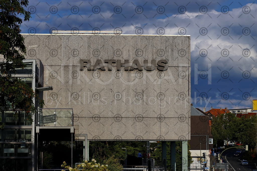 Rathaus Iserlohn | Die Westfassade des Iserlohner Rathauses. Das Rathaus Iserlohn wurde 1974 eingeweiht. Die markante Fassade besteht aus Waschbetonfertigteilen, die an einem Stahlaluminium-Skelettbau angebracht wurden.