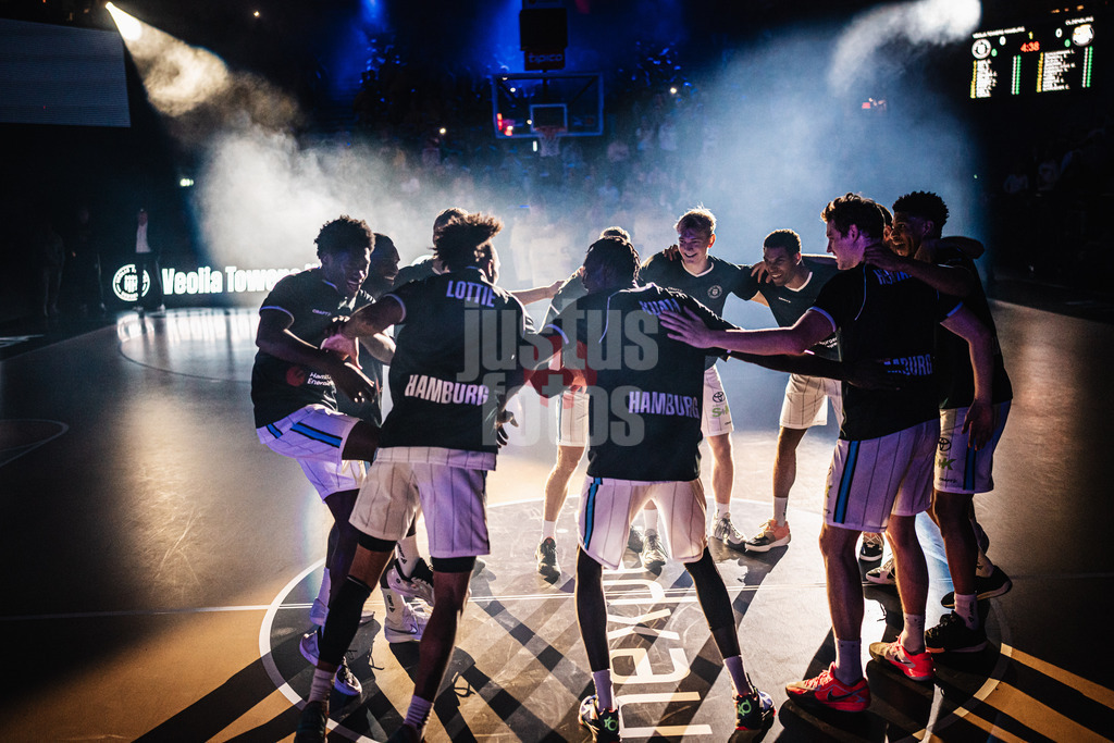Basketball | Männer | Saison 2024/2025 | easyCredit Basketball Bundesliga | 4. Spieltag | Veolia Towers Hamburg vs. EWE Baskets Oldenburg | 06.10.2024 | Das Team der Veolia Towers Hamburg vor dem Spiel