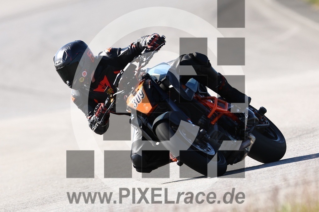 0309-20240509_00363 | Schöne Erinnerungen an spannende Momente - das festzuhalten ist unser Job. PIXELrace.de ist seit 2003 auf den Rennstrecken Europas unterwegs um die Action draußen beim Fahren und die wunderbare Stimmung imm Fahrerlager für euch einzufangen.