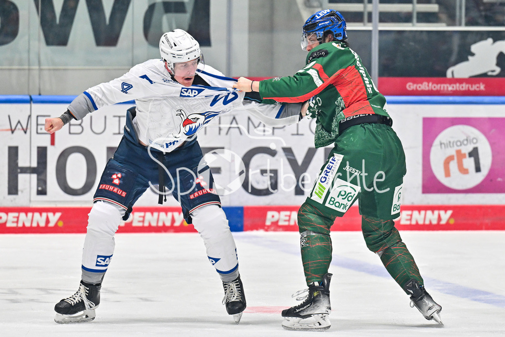 Augsburger Panther - Adler Mannheim | AUGSBURG, GERMANY - 28. DECEMBER: im Bild der Faustkampf zwischen Dan RENOUF (Adler Mannheim 4) und Joseph CRAMAROSSA (Augsburger Panther 92) / Fight / Kampf / Kämpfen / Schlägerei während dem Match zwischen den Augsburger Panthern und den Adler Mannehim am 33. Spieltag der Penny DEL im Curt Frenzel Stadion