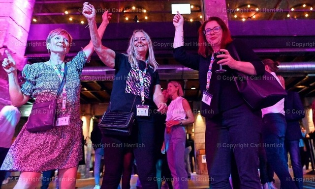 Party (9) | High End Portraits. Einzelportrait Paarportrait Gruppenportrait Künstlerportrait Bandportzait Bühnenfotografie Fashion Lifestyle Urbanlife  - Realisiert mit Pictrs.com