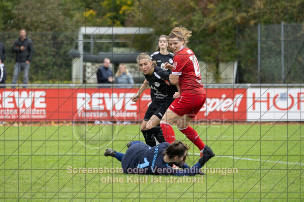 20251012_134115_0592 | #,1.FC Donzdorf (schwarz) vs. VfB Stuttgart II (rot), Fussball, Frauen-Verbandsliga Württemberg, 05. Spieltag, Saison 2025/2026, Rasenplatz Lautertal Stadion, Süßener Straße 16, 73072 Donzdorf, 12.10.2025 - 13:00 Uhr,Foto: PhotoPeet-Sportfotografie/Peter Harich
