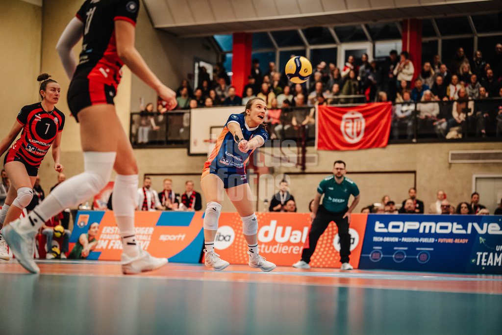 Volleyball | Frauen | Saison 2025/2026 | Volleyball Bundesliga | ETV Hamburger Volksbank Volleys vs. USC Münster | 22.01.2026 | Sarah Stiriz (#4, ETV Hamburger Volksbank Volleys) nimmt den Ball an