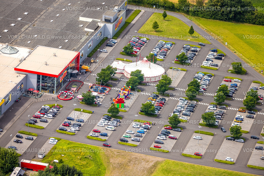 Werl240711666 | Luftbild, Kinderspielanlage Kinderland mit Zelt auf dem Parkplatz bei Möbel Turflon Werl, Westbüderich, Werl, Soester Börde, Nordrhein-Westfalen, Deutschland