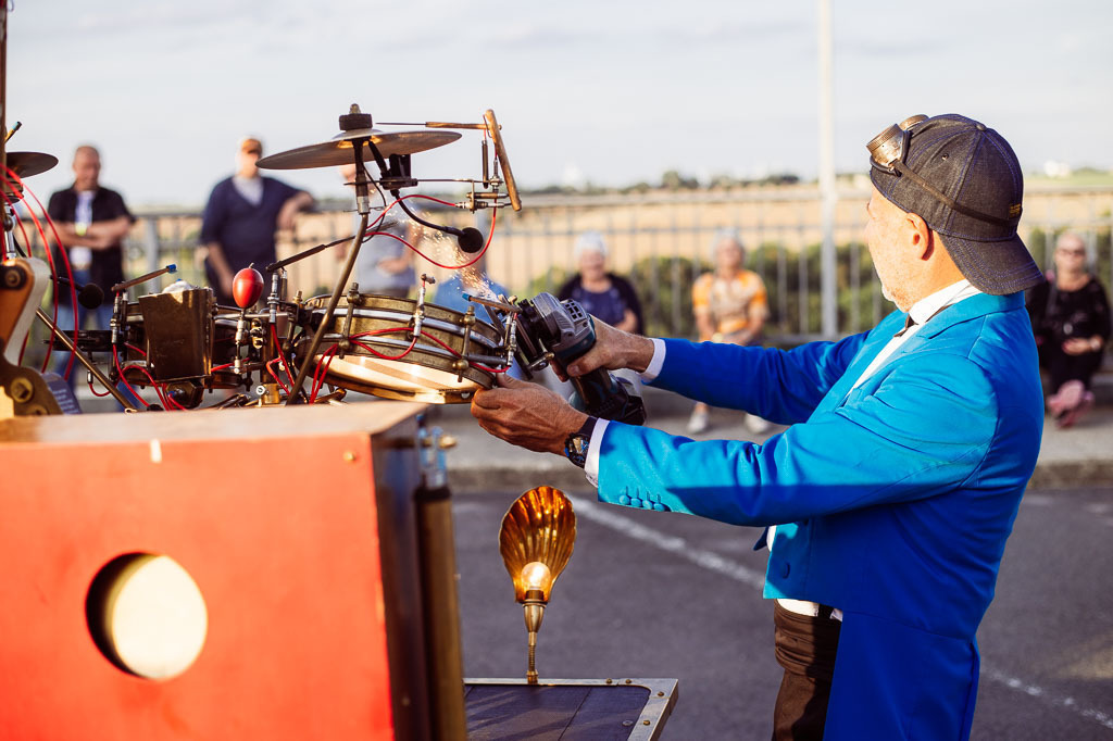Universal Druckluft Orchester | Das Universal Druckluft Orchester mit Peter Till am Forte Belvedere Leisnig zum Festival Hallo Leisnig 2022. - Realisiert mit Pictrs.com