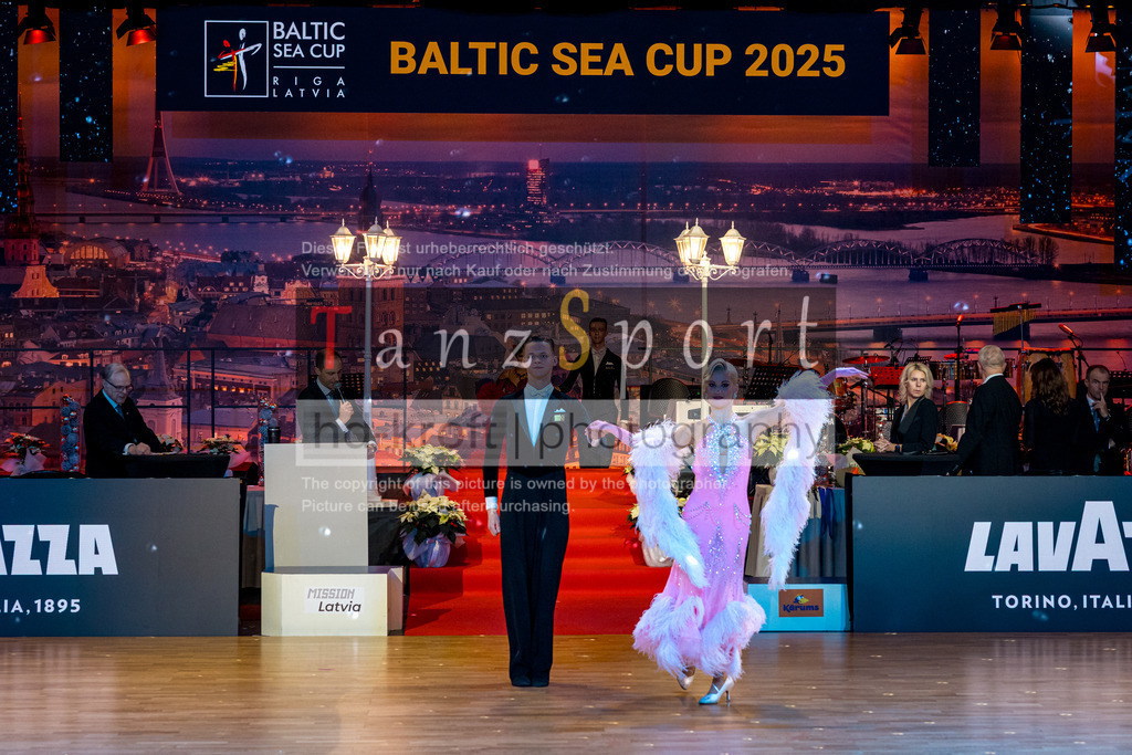 20251212_WDSF_World_Ch_Cup_RS-Std_1436-2 | Tanzsportbilder, Standardtanz, Lateintanz, WDSF, DTV, LTVB, dancecomp, goc, hessen tanzt, blaues band der spree, walzer, tango, wiener walzer, slowfox, quickstepp, samba, rumba, cha-cha-cha, paso doble. jive, hd-kroft photography, turniertanzsport