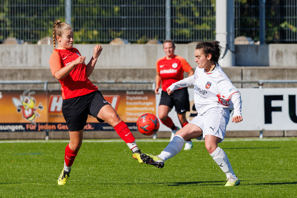 FCHHÜT_251003_3054 | 1.FC Heidenheim 1846 II vs. TSV Hüttlingen, Fußball, Frauen, Bezirkspokal, 2025/2026, 1.Runde, 03.10.2025 in Mergelstetten, Sportplatz 2(Foto: Michael Bulling) - Realisiert mit Pictrs.com