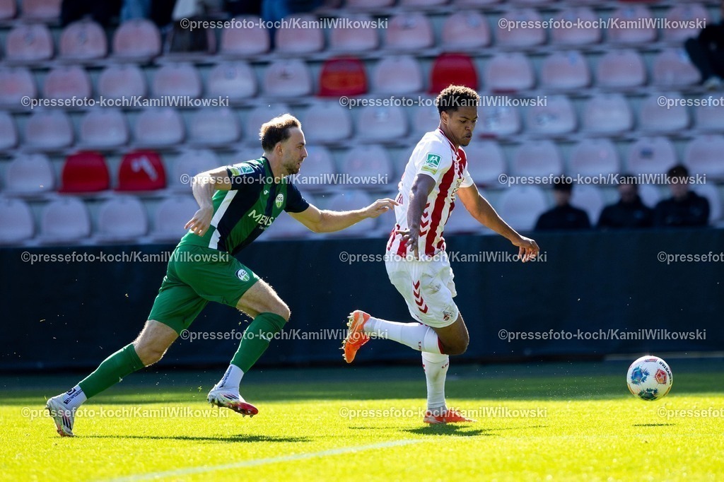 xKWI27092501021 | 27.09.2025, xkwix, Fußball, Regionalliga West, 1. FC Köln U23 - FC Gütersloh, Geißbockheim Franz-Kremer-Stadion: Julius Langfeld (FC Gütersloh #10) im Zweikampf gegen Yannick Mausehund (1. FC Köln U23 #4)
