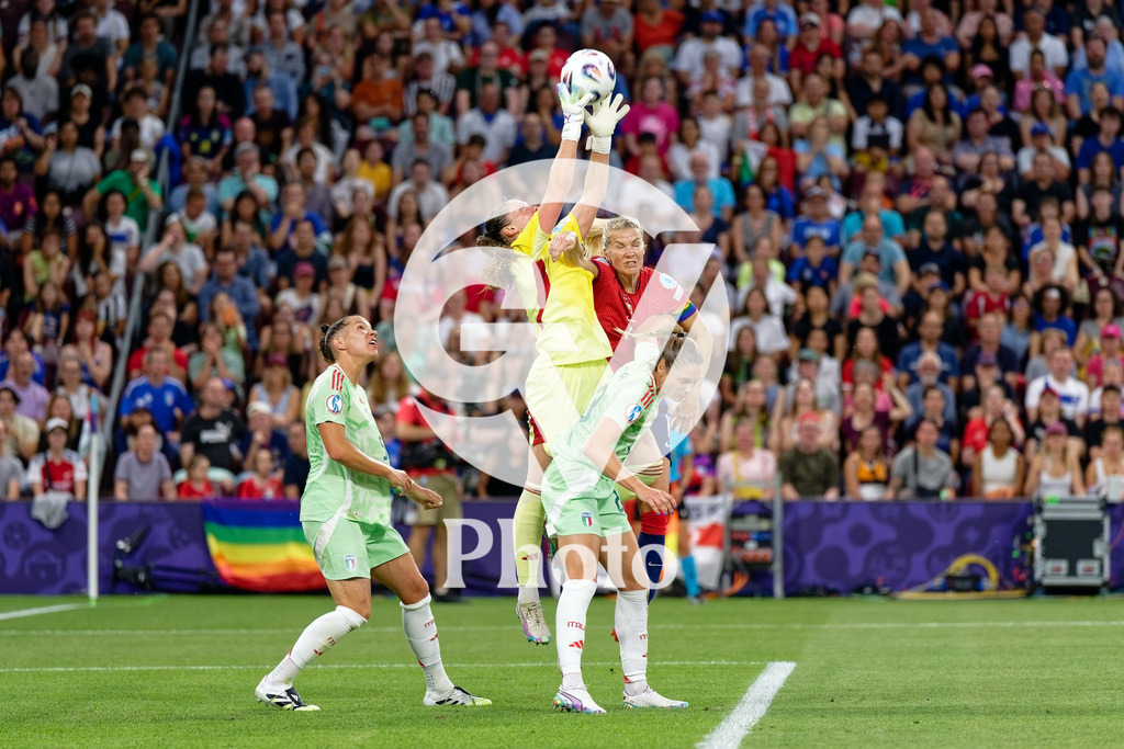 Norway v Italy - UEFA Women's EURO 2025 Quarter-Final | GENEVA, SWITZERLAND - JULY 16: Laura Giuliani of Italy controls the ball   during the UEFA Women's EURO 2025 Quarter-Final match between Norway and Italy at Stade de Geneve on July 16, 2025 in Geneva, Switzerland. (Photo by Giuseppe Velletri/Sports Press Photo/Getty Images)