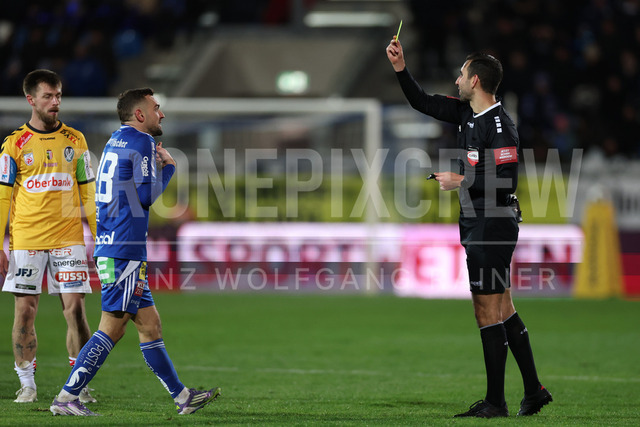 TSV Egger Glas Hartberg vs SV Oberbank Ried – Austrian Bundesliga Match | The image shows Juergen Heil (Hartberg) becomes the yellow card, at the Bundesliga match TSV Hartberg vs SV Ried at Profertil Arena Hartberg. 22.11.2025