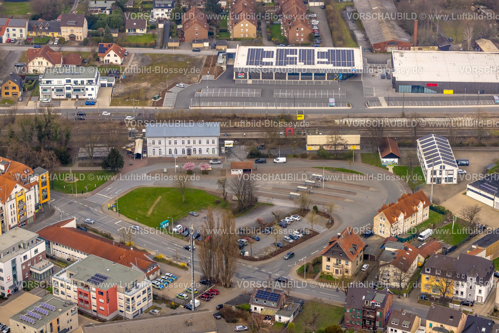 Werl240308195 | Luftbild, Bahnhof Werl Hbf, Bahnhofsgebäude mit Bahnhofsvorplatz Bahnhofstraße, Gewerbegebiet mit Aldi Supermarkt und Rewe Supermarkt, Werl, Nordrhein-Westfalen, Deutschland
