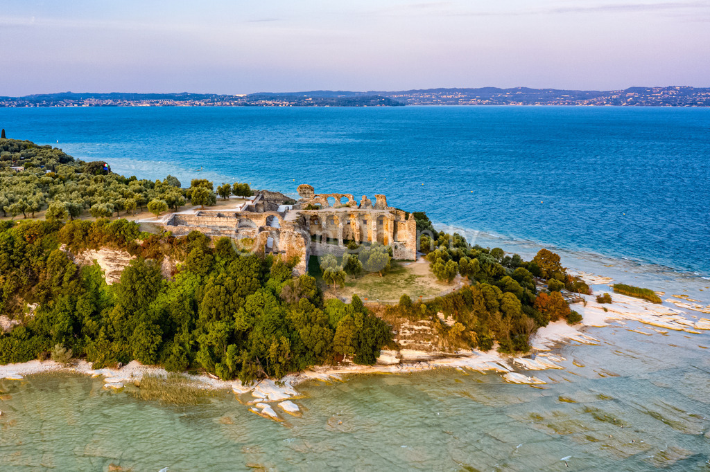 Die Grotten des Catull in Sirmione am Gardasee | Luftbilder, Drohnenbilder, Oberfranken, Bayern, Kronach, Lichtenfels, Kulmbach, Thüringen, Frankenwald, Thüringerwald - Realisiert mit Pictrs.com