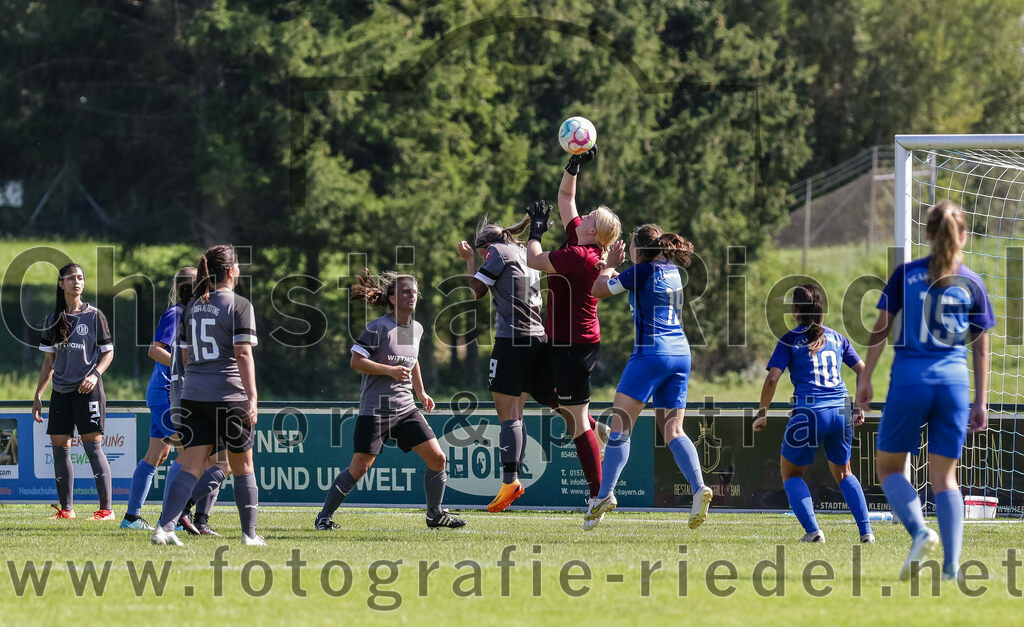 2023-09-09_106_FC_Langengeisling_gegen_TV_1864_Altoetting | Erding, Deutschland, 09.09.2023:
Fußball, Bezirksoberliga 2023 / 2024, 2. Spieltag, FC Langengeisling gegen TV 1864 Altötting, Endergebnis: 2:3

Eva Steinbach (TV 1864 Altötting, #19), Torfrau Isabella Kamhuber (TV 1864 Altötting, #1), Carina Sedlmeier (FC Langengeisling, #19), Julia John (FC Langengeisling, #10)

Foto: Christian Riedel / fotografie-riedel.net