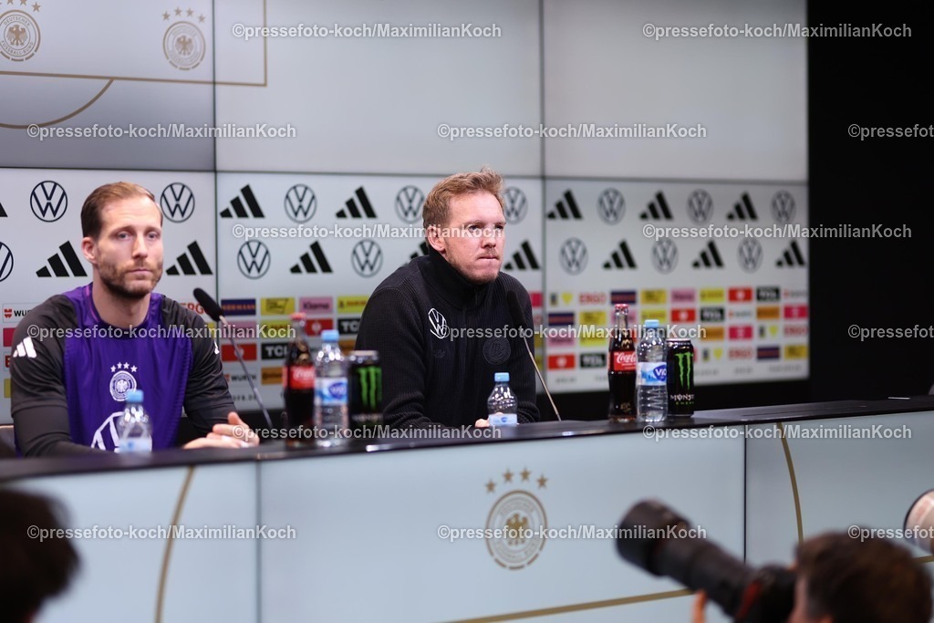 DFB22032501035 | 22.03.2025, Fußball, Abschlusstraining und Pressekonferenz vor dem Nations League  Viertelfinale Deutschland - Italien, Signal Iduna Park, Saison 2024 2025: Torwart Oliver Baumann (GER #01) neben Bundestrainer Julian Nagelsmann (GER) DFB regulations prohibit any use of photographs as image sequences and or quasi-video.