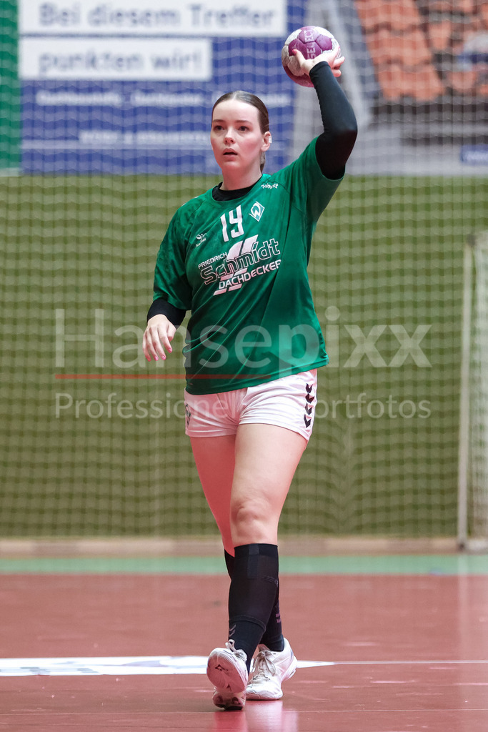 Handball, 2. Bundesliga Frauen, SV Werder Bremen - 1. FSV Mainz 05 | v.li.: Mathilda Häberle (SV Werder Bremen, 19) Freisteller am Ball, Einzelfoto, Spielszene, Aktion, Action