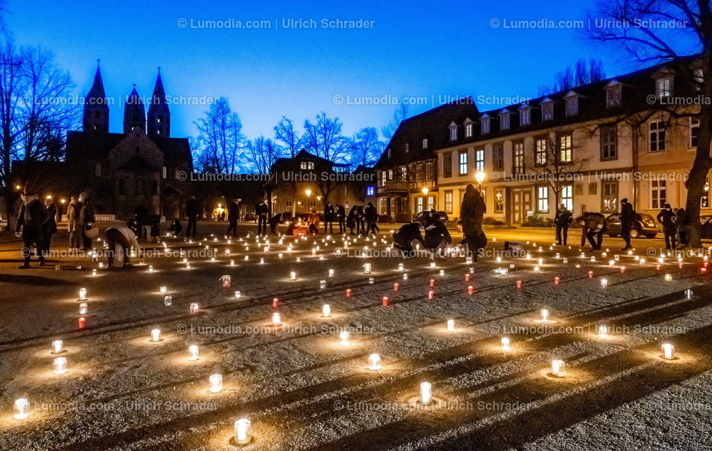 10049-12468 - Gedenkveranstaltung - Domplatz Halberstadt | Stockfoto und Bilderpool mit Bildmaterial aus Deutschland, dem Harz, Halberstadt, Quedlinburg, Wernigerode und weltweit. Qualitativ hochwertige und professionelle Fotos anschauen und kaufen. - Realisiert mit Pictrs.com