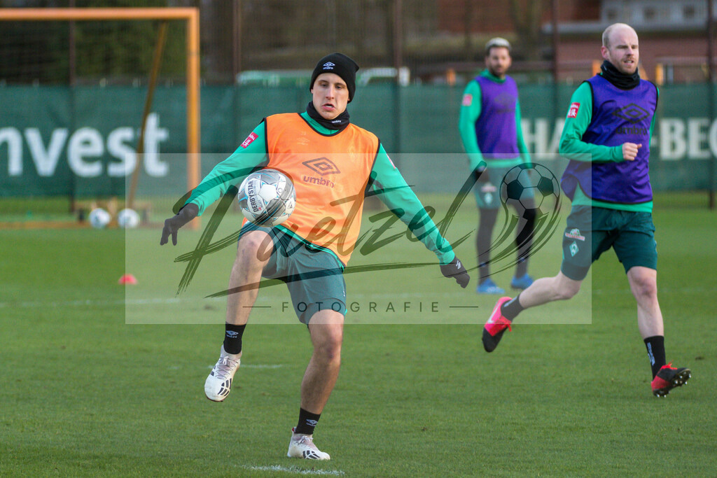 20200218_TRASVW_0045 | Fussball, Herren: Maximilian Eggestein (Werder Bremen) in Aktion, am Ball, Einzelaktion waehrend der Trainingseinheit des SV Werder Bremen auf dem wohninvest Weserstadion Trainingsplatz am 18.02.2020 in Bremen, Deutschland. - Realisiert mit Pictrs.com