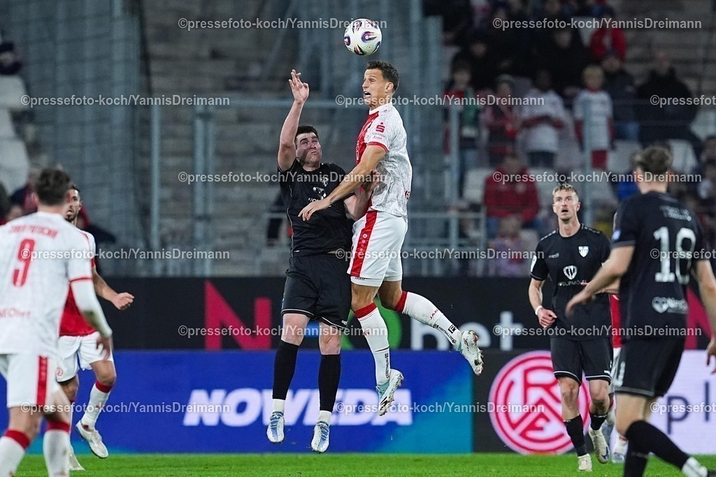 xYDRx02112502101 | 02.11.2025, xydrx, Fußball, 3.Liga, Rot-Weiss Essen - 1.FC Schweinfurt 05, Saison 2025 2026, Stadion an der Hafenstraße: Kevin Fery (1.FC Schweinfurt 05 #15) im Zweikampf gegen Michael Schultz (Rot-Weiss Essen #4)   DFB regulations prohibit any use of photographs as image sequences and or quasi-video.