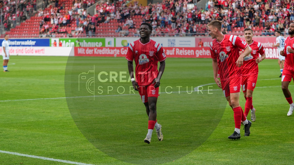 Fußball, Herren, Saison 2025/2026, Regionalliga Nordost, 5. Spieltag, Hallescher FC vs. FSV 63 Luckenwalde, Dienstag 26.08.2025, Leuna-Chemie-Stadion Halle, | Fußball, Herren, Saison 2025/2026, Regionalliga Nordost, 5. Spieltag, Hallescher FC vs. FSV 63 Luckenwalde, Dienstag 26.08.2025, Leuna-Chemie-Stadion Halle, Im Bild: Mit einem großen Lächeln jubelt Bocar Baro (Halle) über seinen Treffer zum 2:0. - Realisiert mit Pictrs.com