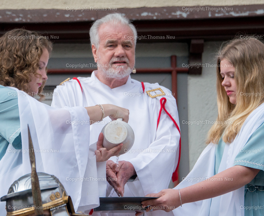 Passionspiel11 | Karfreitagsprozession der italienischen Gemeinde in der Bensheimer Innenstadt, Jesusdarsteller ist Julian Laux, Bild: Thomas Neu