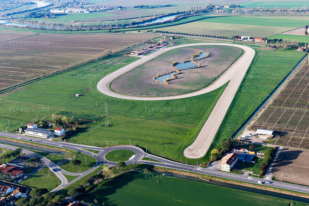 Aerial view: Harness racing track in the district Bevazzana in Latisana in the state Udine, Italy. – Photo: IMG_105697.jpg taken on 04/08/2018 by Werner Riehm/FLY-FOTO.com – Resolution of the original: 5472 x 3648 px